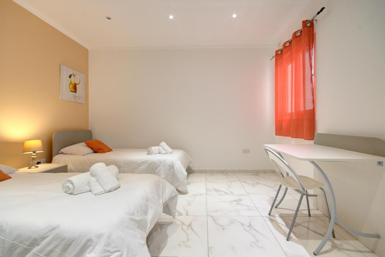 Beachfront Pretty Holiday Home Mellieha Exterior photo